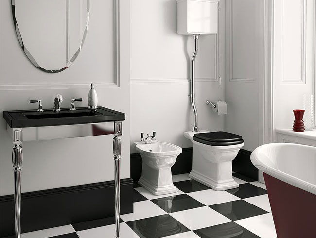 Traditionele badkamers - bidet en toilet op hoog niveau